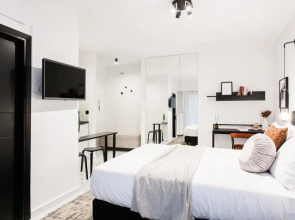 Black & White Studio close to Lycabettus Hill by UPSTREET