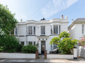 2 Bedroom Central Brighton Apartment