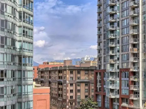 Lovely one-bedroom apartment with swiming pool, hot-tube and gym in central location