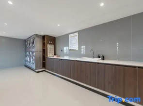 Elong International Hotel (Hengdian World Studios)