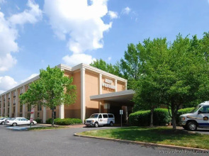 Best Western Plus Richmond Airport Hotel