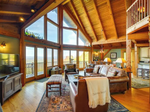 4 Mi to Stratton! Group Getaway w/ Deck & Views