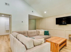 4 Mi to Texas A&m: Home w/ Large Yard!