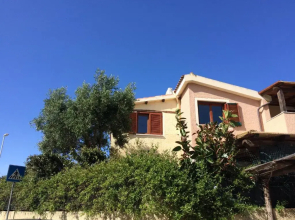Airport-Port-Commercial Center-Trilo-3 indipendent rooms at 5 minutes by walk from bus to beaches & city of olbia and 25 min by walk to Airport Azzurro