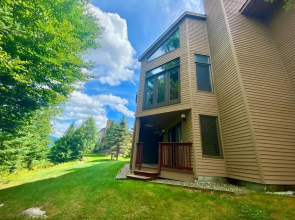 C4 Beautiful, homey slopeside townhouse for your family getaway in the heart of the White Mountains!