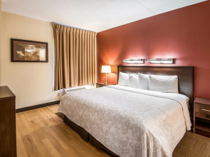 Red Roof Inn PLUS+ Long Island - Garden City