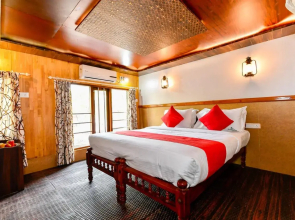 Indraprastham Houseboat