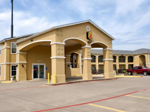 Super 8 by Wyndham Forney/East Dallas