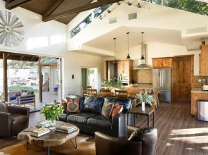 Emerson by AvantStay | Secluded Home - 125 Acres w/ Hiking, Hot Tub & Patio