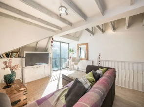 1 Bedroom Apartment by the Water of Leith