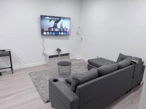 Charming Family-friendly House Rental in Edmonton