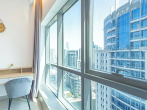 SuperHost - Exclusive 25th Floor Retreat with Marina Views