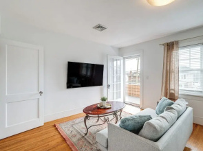 < 3 Mi to Dtwn Roanoke: Inviting Unit w/ Balcony