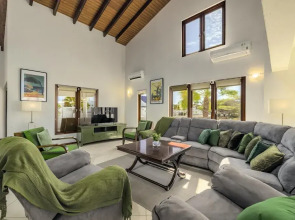 Villa Salina - 5BR w Pool Jacuzzi Sauna