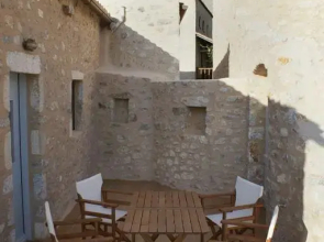 To Karavi Guesthouse