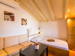 Paxos Couple House By Konnect