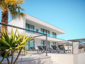 Sunset Serenity Villa With Pool, Gym and Sauna