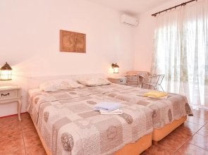 Nice Home in Slatine with Hot Tub, WiFi & 6 Bedrooms