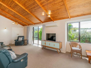 Treasure on Chestnut - Tairua Holiday Home