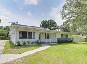 Bright Pinellas Park Getaway w/ Private Pool!