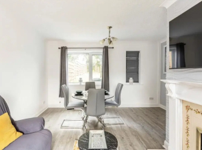 Come & Unwind in Charming 5 Bed House in Blackburn