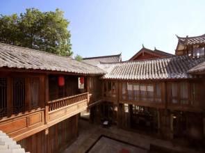 Lijiang Banxicaotang Inn