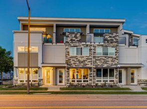Elegant Townhome Near Old Town, Breweries and River!