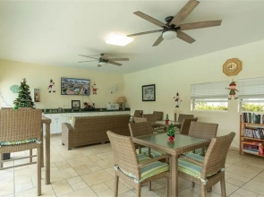 Seabreeze 2 Bedroom Home by Redawning