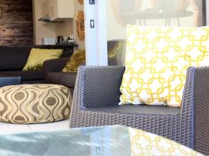 Sunlit Apartment Muizenberg Beachfront