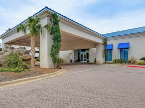 1 Mi to Henderson Beach: Condo w/ Resort Perks!