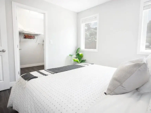 Modern 3BR Unit on Jessie Ave With Insuite Laundry