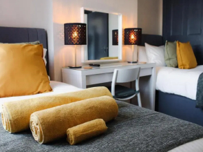 Victoria Cottage Cannock by Alternative Stays
