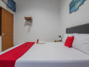RedDoorz near Setrasari Mall