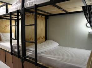 The Neighbors Hostel - Adults Only