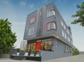 OYO Townhouse 231 Golden Avenue Road