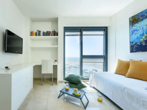 Deluxe 2 Bedroom Apartment in Herzylia