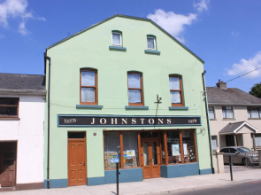 Johnston House: Historic Village Retreat