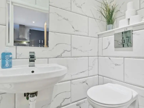 Rainbow Studio - Spacious City Centre - Close to sea - Sleeps 1 to 3 Guests