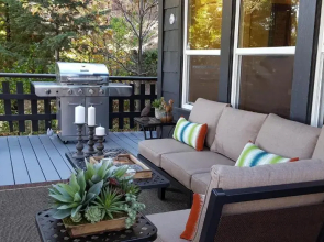 Historic Lakeview Cabin, Beautiful View, 2 Level, 1400 sqft, Dogs, Walk to Village