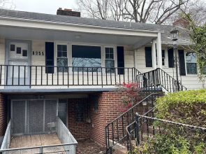 Tri - Level Residential Home; Pet Friendly, Wifi, Off Street Parking 4 Bedroom Home by RedAwning