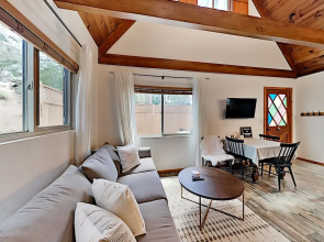 Classic Hideaway In Moonridge - Pool & Deck 2 Bedroom Home