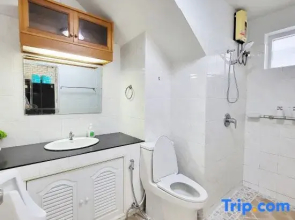 Poon House Nimman: Spacious Stay Near Attractions