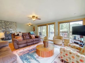 Mtn-view Oasis w/ Pool Access in Garden Valley
