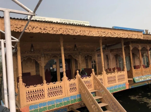 Houseboat Lake Thao