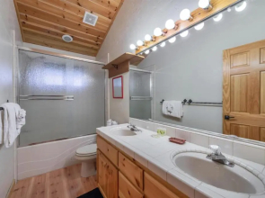 Wolf's Lair by Avantstay Swiss Chalet w/ Private Hot Tub & Access to Northstar Resort Community