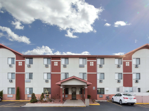 Super 8 by Wyndham Mundelein/Libertyville Area