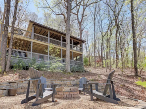 3 Mi to Dtwn: Blue Ridge Cabin w/ Hot Tub & Views