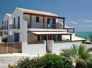 Beautiful Apartment With Outdoor Shower and Beautiful View, Right on the sea