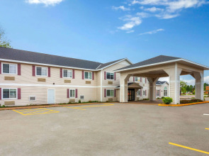 AmericInn by Wyndham Eagle River Downtown