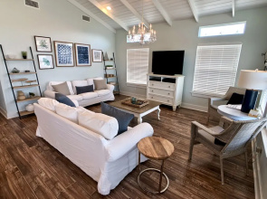 Chillax Inn 3 Bedroom Home by RedAwning